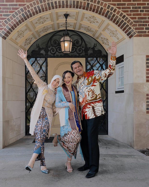 Beby Tsabina dan Ortu/ Foto: Instagram/bebytsabina Beby Tsabina bersama ayah dan ibunya