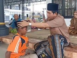 Momen Kocak Bocah Pertalite Dapat Peci dari KH Anwar Zahid: Sangune Durung!
