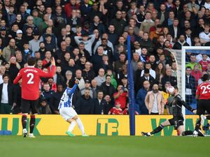 Aduh! De Gea Terkapar Usai Tangkis Bola dengan Wajahnya