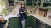 10 Potret Dapur Dakota Johnson yang Serba Hijau dan Penuh Barang Antik