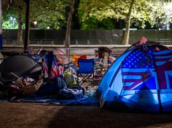 Demi Pelantikan Raja Charles III, Warga Rela Berkemah dan Hujan-hujanan