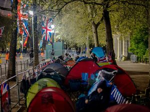 Demi Nonton Penobatan Raja Charles III, Warga London Kemah di Pinggir Jalan