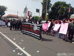 Desak RUU Perampasan Aset Segera Disahkan, Mahasiswa di Blitar Sebar Uang