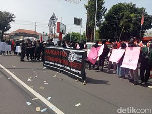 Desak RUU Perampasan Aset Segera Disahkan, Mahasiswa di Blitar Sebar Uang Desak RUU Perampasan Aset Segera Disahkan, Mahasiswa di Blitar Sebar Uang