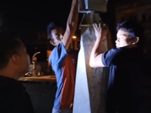 2 Pria di Medan Ketangkap Basah Curi Kabel Lampu Jalan di Medan 2 Pria di Medan Ketangkap Basah Curi Kabel Lampu Jalan di Medan