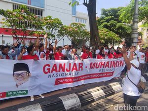 Sekelompok Orang Aksi Dukung Ganjar-Cak Imin di Depan Kantor Gubernur Jateng