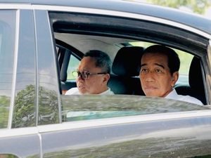 Tatapan Prihatin Jokowi saat Lintasi Jalan Rusak Parah di Lampung Tatapan Prihatin Jokowi saat Lintasi Jalan Rusak Parah di Lampung