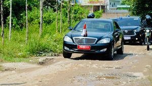 Bak Offroad, Mobil Jokowi Melintas Jalan Rusak Dajjal di Lampung