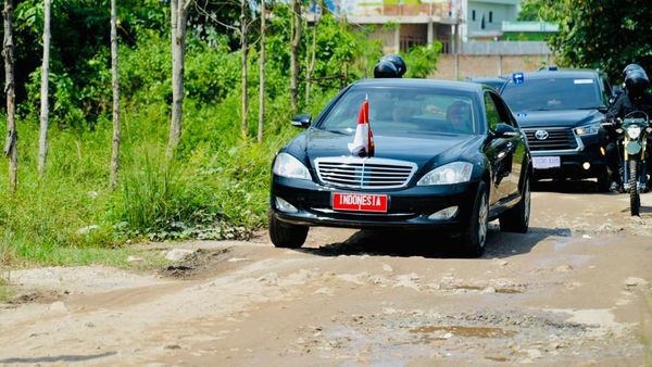 Ketika Mobil Kepresidenan Dipaksa Gasruk di Jalanan Rusak Lampung