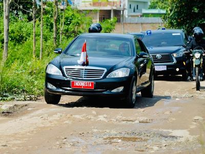 Ketika Mobil Kepresidenan Dipaksa Gasruk di Jalanan Rusak Lampung