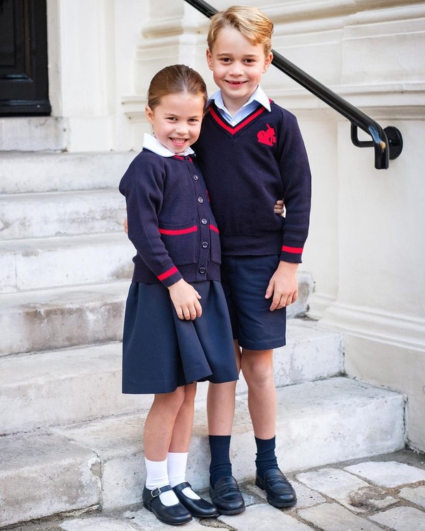 Foto: instagram.com/princeandprincessofwales Putri Charlotte dan Pangeran George di hari pertama sekolah/