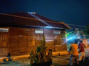 Takut Ditangkap, Pencuri di Tanjungbalai Jebol Asbes Naik ke Atap Rumah