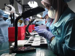 Spesial! Mengintip Perakitan Oppo Find N2 Flip di Pabrik Indonesia Spesial! Mengintip Perakitan Oppo Find N2 Flip di Pabrik Indonesia