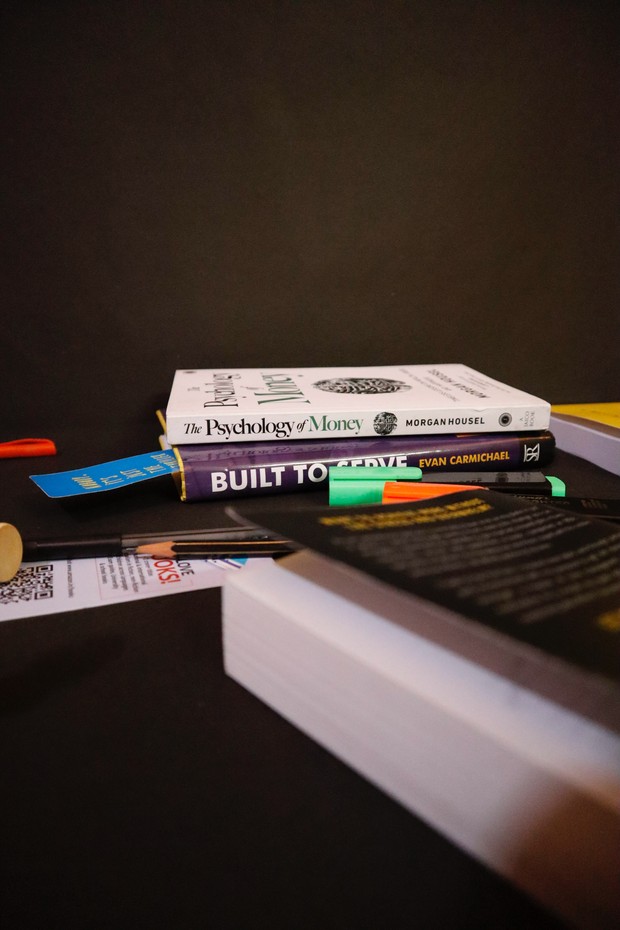 Ilustrasi buku tentang keuangan.