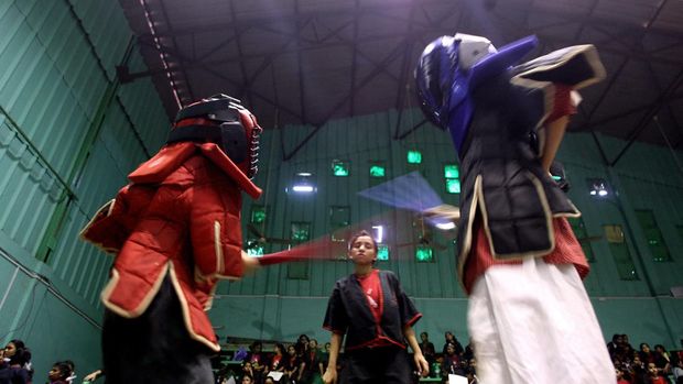 Ilustrasi pertandingan cabang olahraga arnis Indian schoolgirls take part in a Eskrima-Kali-Arnis workshop in Mumbai on February 29, 2008, as part of a four day workshop in the Philippino Martial Arts Style. The National School of Combat Arts and The Philippines Martial Arts Federation of India held the four day workshop on martial arts in an attempt to popularise it amongst girls. The federation has some 75 boys and 430 girls. AFP PHOTO/Pal PILLAI (Photo by PAL PILLAI / AFP)
