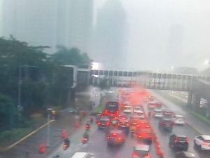 Hujan Deras di Jam Pulang Kerja, Sejumlah Titik di Tol Dalam Kota Macet
