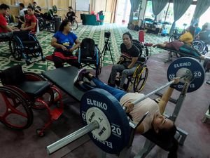 Atlet Angkat Berat RI Berlatih Keras Jelang ASEAN Para Games Atlet Angkat Berat RI Berlatih Keras Jelang ASEAN Para Games