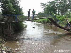 Jembatan di Lumajang Ambruk Diterjang Banjir, Warga Harus Putar Jalan 2 Km
