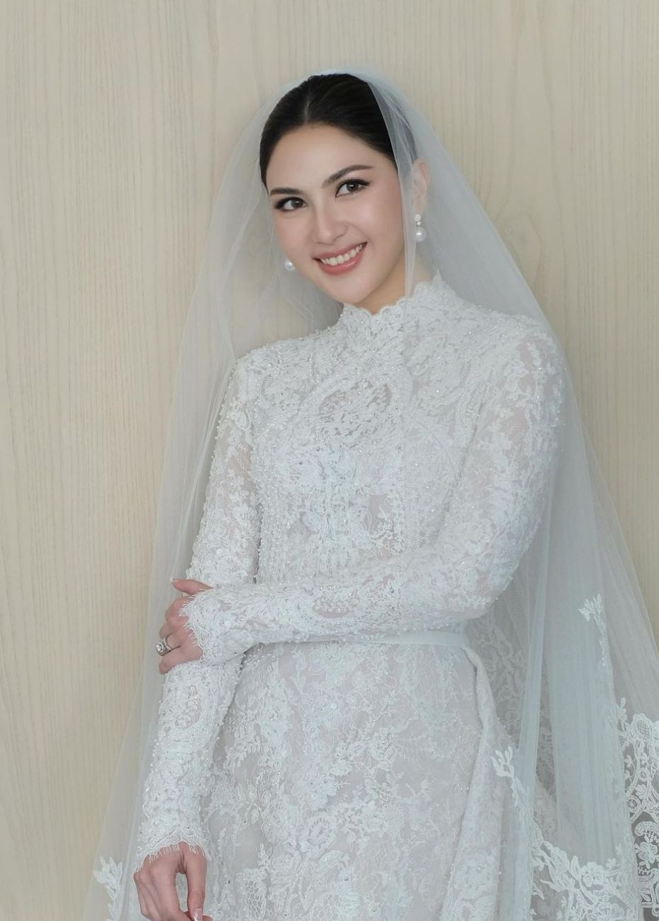 Penampilan cantik Jessica Mila saat menikah dengan Yakup Hasibuan.
