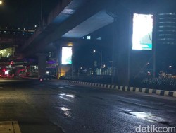 Tolong, Bina Marga Jakarta! Jalan Depan Gedung Kejagung Rusak