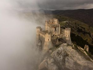 Penampakan Kabut Tebal Selimuti Kastil Terindah di Dunia