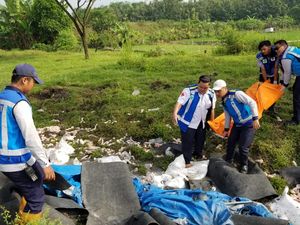 Pikap Muat Ayam Kecelakaan di Tol Ngawi gegara Pecah Ban, Sopir Tewas