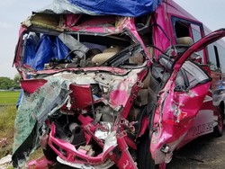 Elf Rombongan Manten Tabrak Truk Gandeng di Tol Ngawi, 12 Orang Terluka