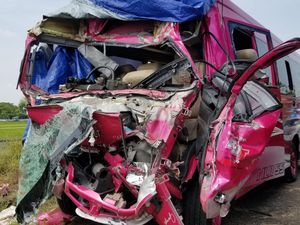 Elf Rombongan Manten Tabrak Truk Gandeng di Tol Ngawi, 12 Orang Terluka Elf Rombongan Manten Tabrak Truk Gandeng di Tol Ngawi, 12 Orang Terluka
