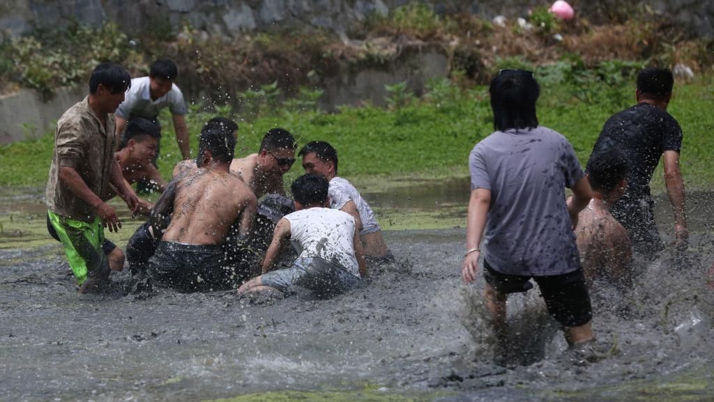 Bukan Cuma di Indonesia, Lomba Tangkap Bebek Juga Ada di China Lho Bukan Cuma di Indonesia, Lomba Tangkap Bebek Juga Ada di China Lho