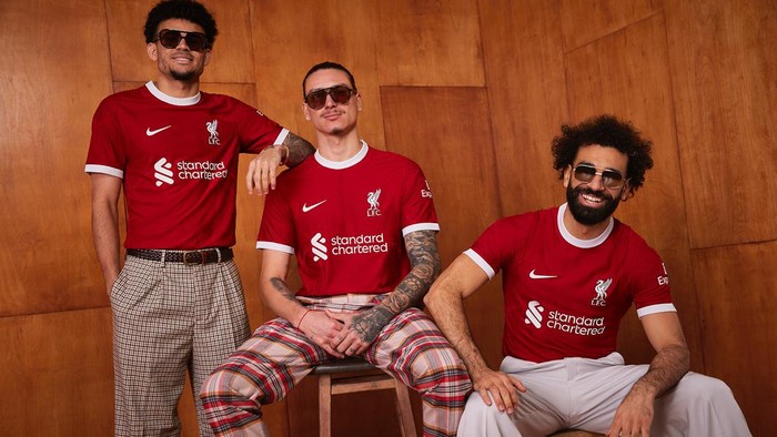 Jersey kandang Liverpool untuk musim 2023/2024.