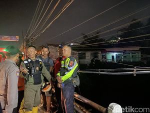 Petugas Pemeriksa Jembatan Hilang Terbawa Arus Sungai di Sukabumi Petugas Pemeriksa Jembatan Hilang Terbawa Arus Sungai di Sukabumi