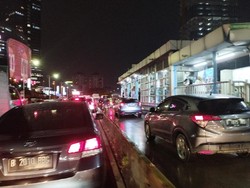 Jalan S Parman Macet Malam Ini, Motor-Mobil Terobos Jalur TransJakarta