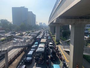 Jl MT Haryono Arah Gatsu Macet Parah, Pemotor Sampai Terobos Trotoar