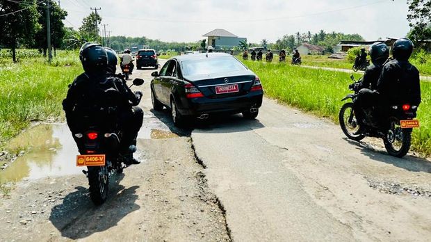 Mobil kepresidenan berpelat nomor RI 1 yang ditumpangi Presiden Joko Widodo (Jokowi) menerjang jalan rusak berlubang di Provinsi Lampung. (Arsip Biro Pers Sekretariat Presiden)