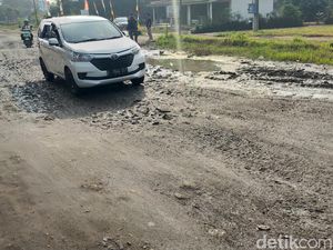 Cerita Warga Rumbia Lampung Pakai Uang Pribadi Tutup Jalan Berlubang