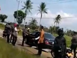 Warga Lihat Mobil Jokowi Nyangkut di Jalan Rusak Lampung, Terhenti 5 Menit Warga Lihat Mobil Jokowi Nyangkut di Jalan Rusak Lampung, Terhenti 5 Menit