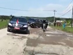 Saat Mobil Indonesia 1 Jokowi Zig-zag Lewati Jalan Rusak di Lampung