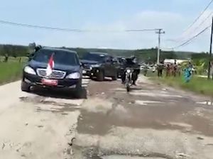 Saat Mobil Indonesia 1 Jokowi Zig-zag Lewati Jalan Rusak di Lampung Saat Mobil Indonesia 1 Jokowi Zig-zag Lewati Jalan Rusak di Lampung