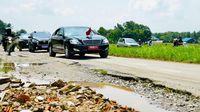 Potret Jokowi Naik Mobil Indonesia 1 Lintasi Jalan Rusak di Lampung
