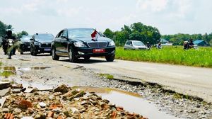 Potret Jokowi Naik Mobil Indonesia 1 Lintasi Jalan Rusak di Lampung