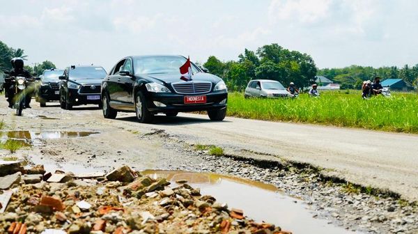 Potret Jokowi Naik Mobil Indonesia 1 Lintasi Jalan Rusak di Lampung