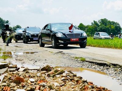 Potret Jokowi Naik Mobil Indonesia 1 Lintasi Jalan Rusak di Lampung