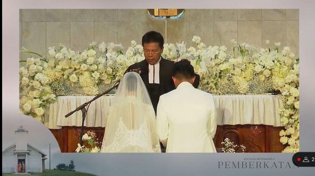 Momen pemberkatan nikah Jessica Mila dan Yakup Hasibuan