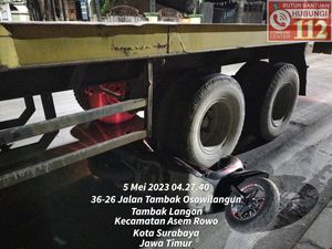 Naas, Pemotor di Surabaya Terpental hingga Tewas Usai Tersenggol Trailer Naas, Pemotor di Surabaya Terpental hingga Tewas Usai Tersenggol Trailer