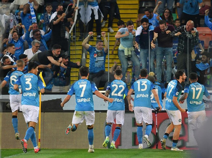 Setelah sempat tertunda, Napoli akhirnya mengunci scudetto musim 2022/2023. Penantian Napoli selama 33 tahun akhirnya berakhir, Jumat (5/5/2023).