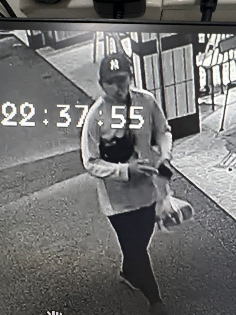 Duh! Ojol Ini Kepergok Curi Ponsel Saat Menunggu Makanan Pelanggan