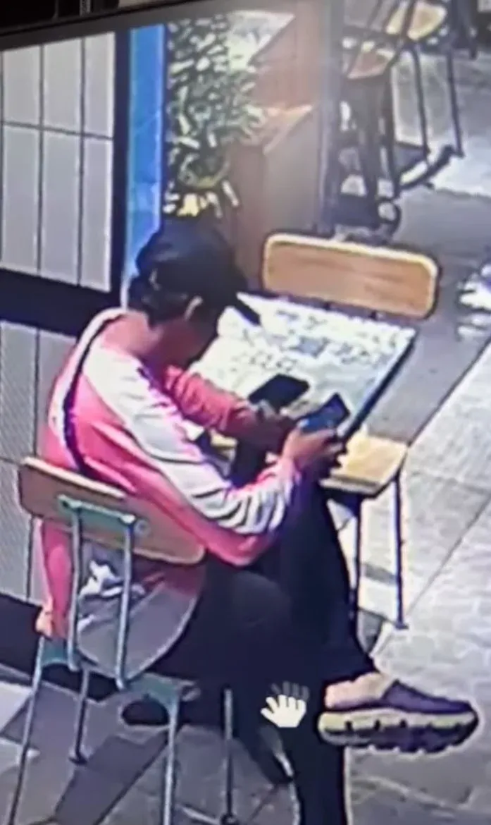 Duh! Ojol Ini Kepergok Curi Ponsel Saat Menunggu Makanan Pelanggan