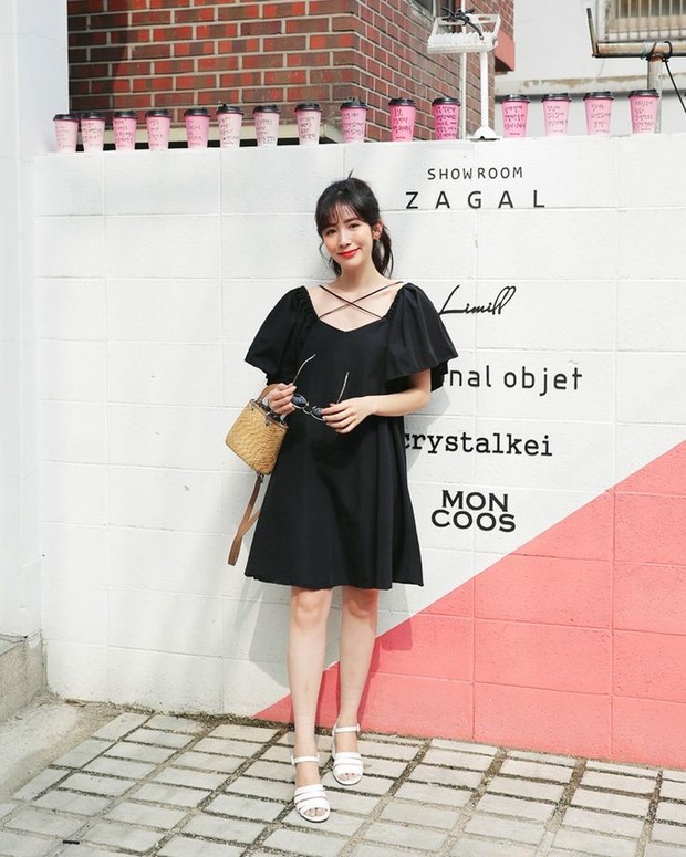 6 Ide Padu Padan Dress dengan Sandal yang Nyaman