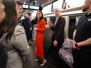 Momen Langka Pangeran William dan Kate Middleton Naik Kereta Bawah Tanah