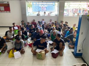43 Tahanan Kejari Surabaya di Polrestabes Dipindahkan ke Rutan Medaeng 43 Tahanan Kejari Surabaya di Polrestabes Dipindahkan ke Rutan Medaeng